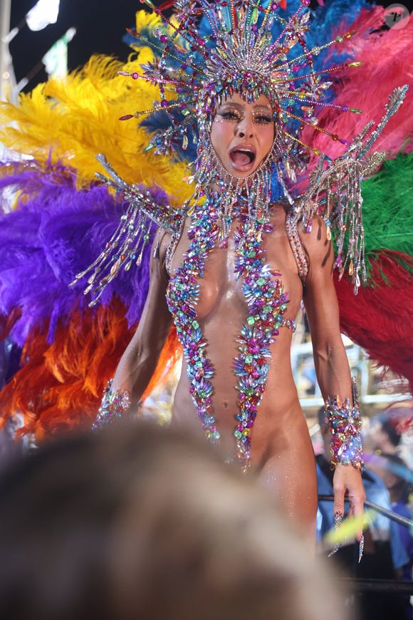 A passagem de Sabrina Sato pela Vila Isabel no Carnaval do Rio rendeu elogios