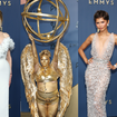 Emmy 2026: Zendaya de cabelo pixie cut e cheia de cristais, Selena Gomez em vestido tomara que caia dourado e Megan Stalter vira a própria estatueta! 26 fotos dos looks