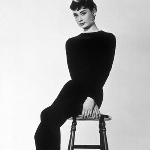 Muito antes de conquistar Beyoncé e Rihanna, a calça capri ganhou fama mundial nos anos 1950 ao vestir Audrey Hepburn em 'Roman Holiday', tornando a peça um verdadeiro clássico da moda feminina
