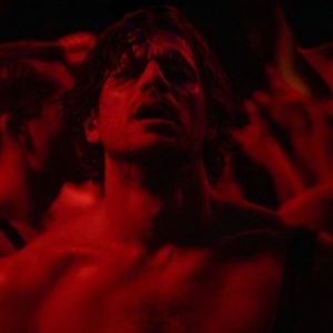 'Maré Alta' vai além do romance gay. Ele fala de pertencimento, medo, reinvenção e das angústias de quem vive à margem em outro país