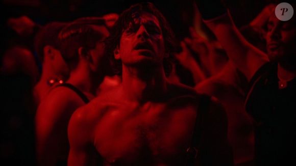 'Maré Alta' vai além do romance gay. Ele fala de pertencimento, medo, reinvenção e das angústias de quem vive à margem em outro país