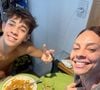 Carla Marins come alimentos comuns, como arroz, feijão, salada, legumes e proteína