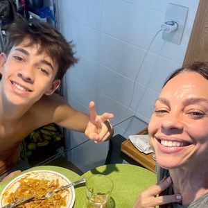 Carla Marins come alimentos comuns, como arroz, feijão, salada, legumes e proteína