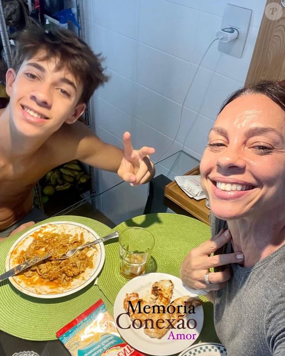 Carla Marins come alimentos comuns, como arroz, feijão, salada, legumes e proteína