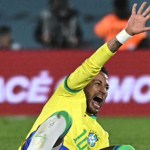 Neymar, em 2023, foi submetido a uma cirurgia após ruptura do ligamento cruzado anterior do joelho esquerdo