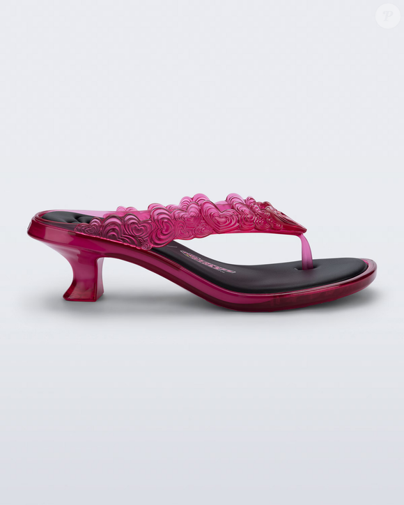 Até o fechamento desta matéria, a Melissa Thong Kitten Heel + Powerpuff Girls era vendida por R$ 299,90 e tinha versões que homenageiam as três personagens do famoso desenho animado