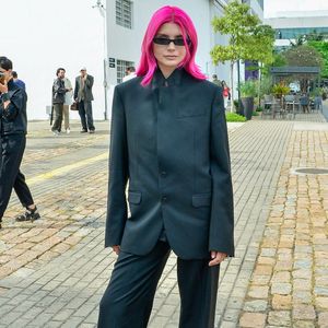 Com cabelo rosa imponente, Cat Tourinho foi mais uma famosa a apostar no blazer, mas optou por deixá-lo fechado