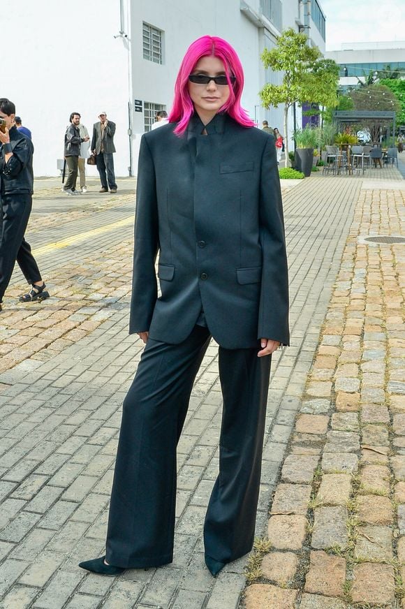 Com cabelo rosa imponente, Cat Tourinho foi mais uma famosa a apostar no blazer, mas optou por deixá-lo fechado