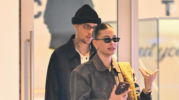 Justin Bieber está casado com Hailey Bieber.