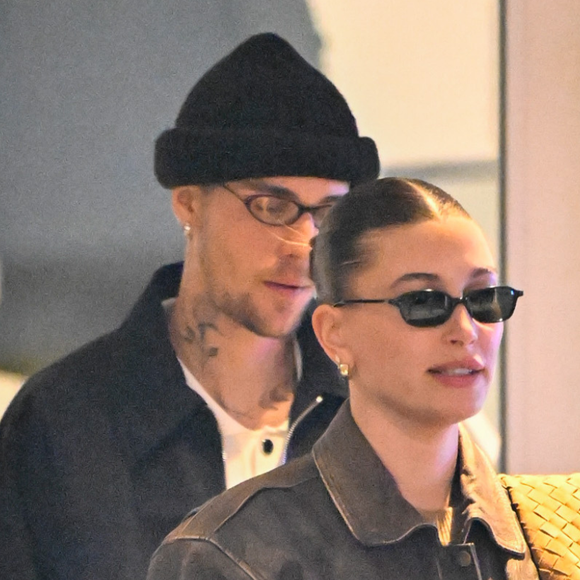 Justin Bieber está casado com Hailey Bieber.