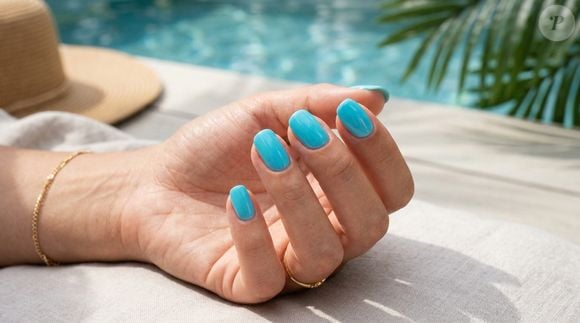 O azul-água leva a sensação refrescante da piscina para as unhas curtas. Na primavera, o tom acrescenta um toque divertido, pop e luminoso à manicure sem exageros
