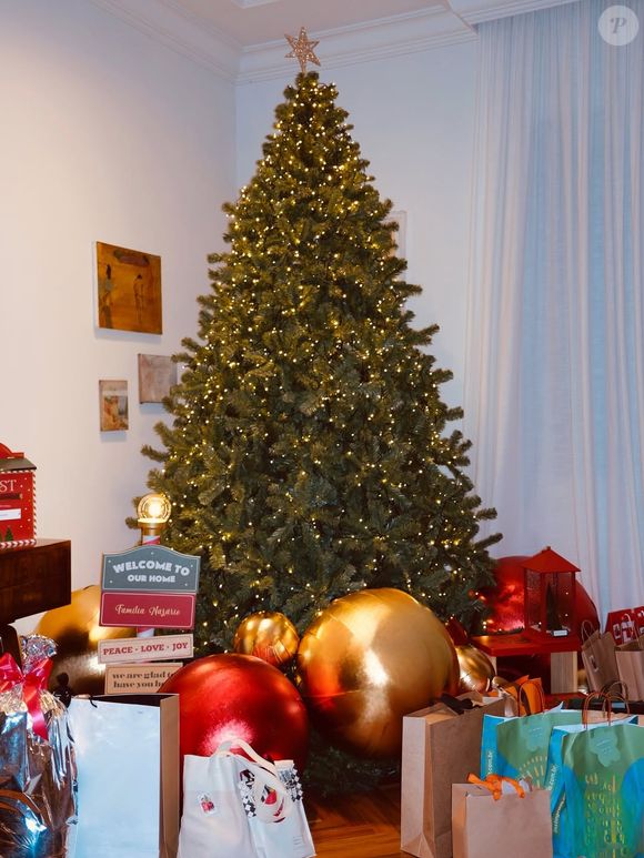 Mulher de Ronaldo mostrou foto da árvore de Natal da família, grande mas com poucos enfeites
