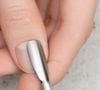 Os esmaltes transparentes com brilho uniformizam as unhas, que ficam com um aspecto mais saudável, uniforme e bem cuidado