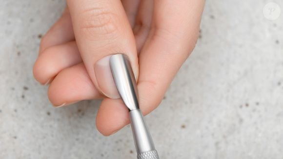 Os esmaltes transparentes com brilho uniformizam as unhas, que ficam com um aspecto mais saudável, uniforme e bem cuidado