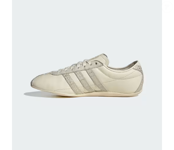 Na proposta balletcore, o Adidas Tokyo na cor nata montada pode ser usado com cardigans transpassados de malha canelada, saias e peças delicadas, criando uma combinação inspirada no universo das bailarinas