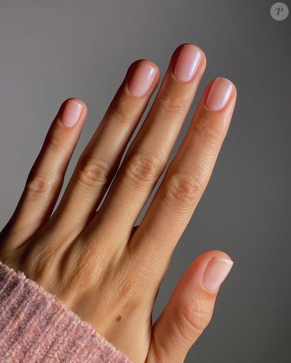 Para fazer a técnica das unhas soap nails em casa, não esqueça de hidratar as cutículas e usar uma base com acabamento translúcido.