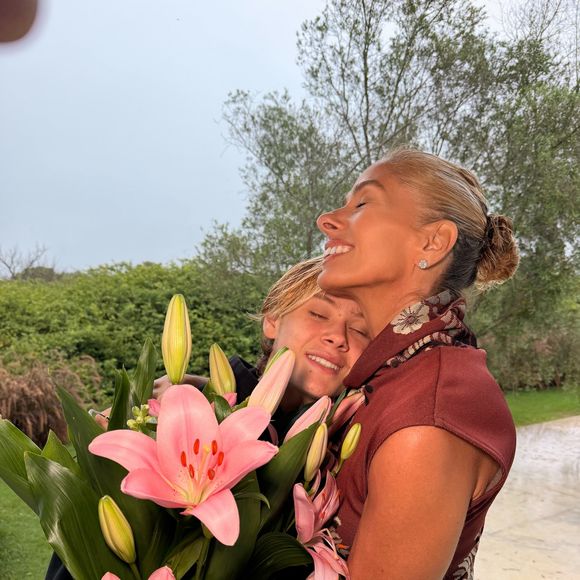 Adriane Galisteu viveu um Dia das Mães atípico no último domingo (10) com uma possível lesão de Vittorio, seu filho de 15 anos