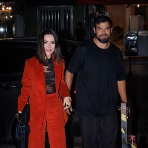 Por baixo da jaqueta, Sandy escolheu uma peça preta com detalhes em cobre