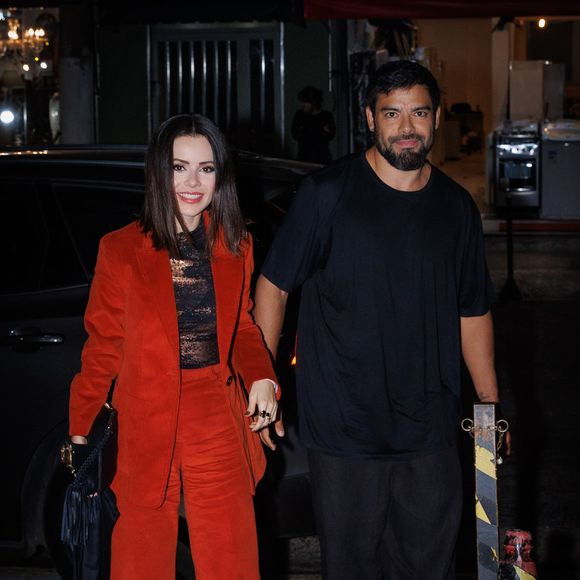 Por baixo da jaqueta, Sandy escolheu uma peça preta com detalhes em cobre