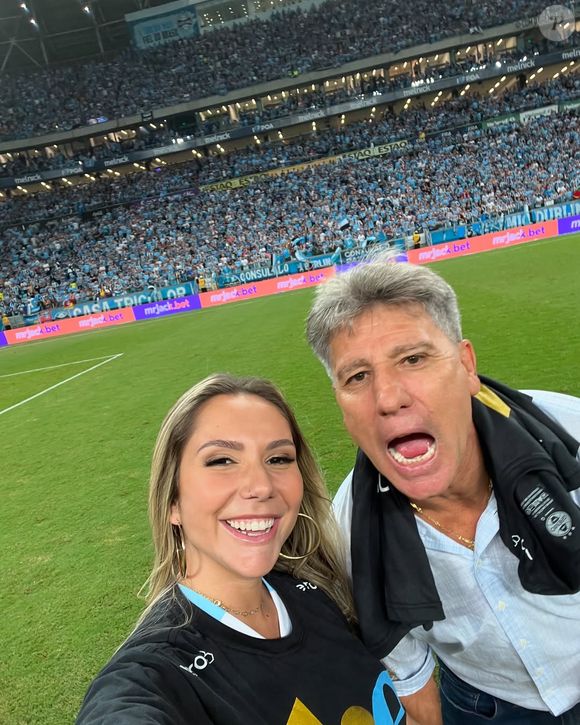 Carol Portaluppi costuma acompanhar o pai, Renato Gaúcho, nos jogos; treinador já passou clubes como o Grêmio