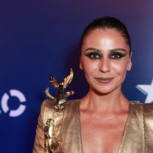 Celebridades ajudam a impulsionar o retorno do batom marrom nas redes sociais