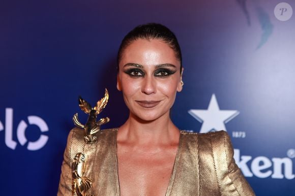 Celebridades ajudam a impulsionar o retorno do batom marrom nas redes sociais