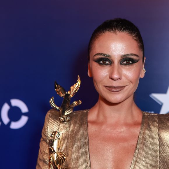 Celebridades ajudam a impulsionar o retorno do batom marrom nas redes sociais