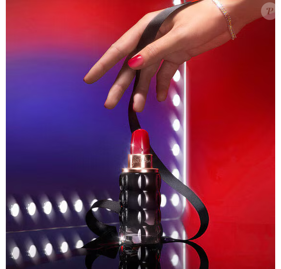 Com frasco em formato de batom, Yes I Am da Cacharel une design fashionista e fragrância intensa para mulheres que gostam de marcar presença por onde passam