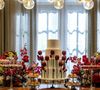 Mesa de quitutes do casamento de César e Odete na novela 'Vale Tudo'