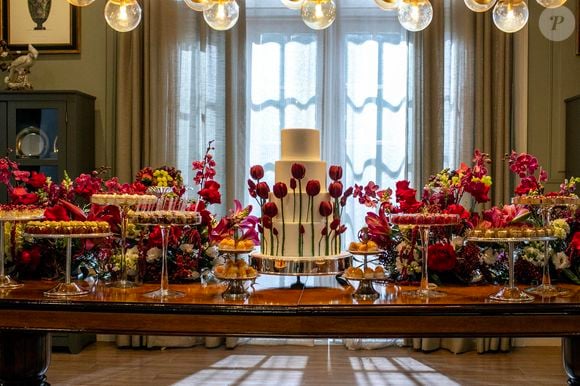 Mesa de quitutes do casamento de César e Odete na novela 'Vale Tudo'