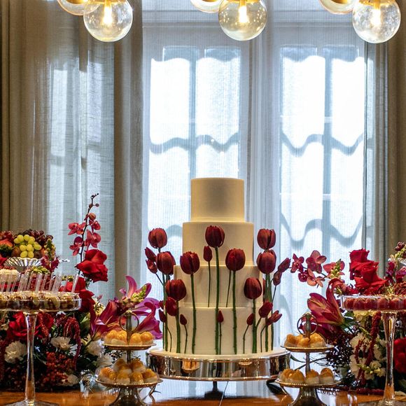Mesa de quitutes do casamento de César e Odete na novela 'Vale Tudo'