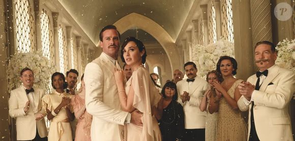 "Este é o livro mais perturbador da autora. Sob a aparência de sofisticação, sensualidade, glamour e romance, revela um mundo frágil, perigoso e inquietante", diz o diretor Kenneth Branagh, que também vive o protagonista