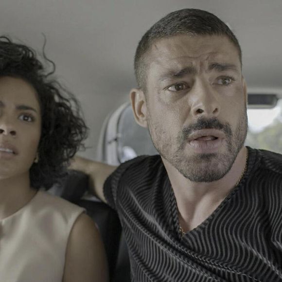 César (Cauã Reymond) e Maria de Fátima (Bella Campo) ficam perto de serem flagrados por Afonso (Humberto Carrão)
