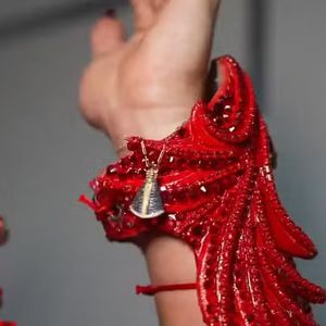Virgínia ganhou um buquê de flores e uma pulseira com pingente de Nossa Senhora Aparecida