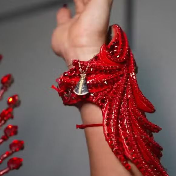 Virgínia ganhou um buquê de flores e uma pulseira com pingente de Nossa Senhora Aparecida