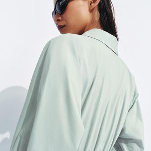 Por R$ 359, o vestido midi azul-lavado da Zara atualiza o clássico vestido camisa com mangas volumosas e uma tonalidade delicada