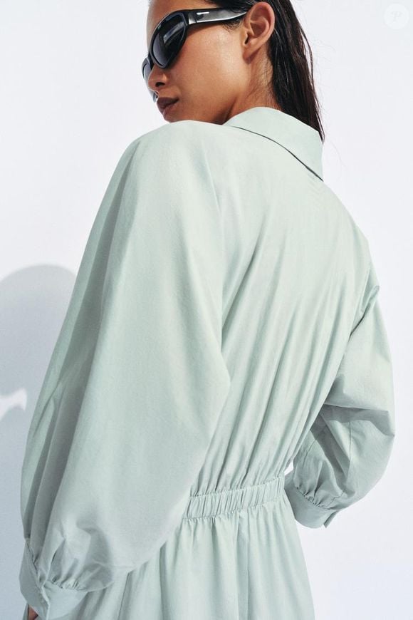 Por R$ 359, o vestido midi azul-lavado da Zara atualiza o clássico vestido camisa com mangas volumosas e uma tonalidade delicada