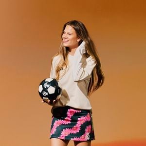 Entre os itens da colaboração Adidas, Real Madrid e Farm Rio estão camisas pré-jogo em versões claras e escuras, jaqueta, calça esportiva, moletom com capuz, saia, cachecol, boné, bolsa tote e meias. As peças reinterpretam elementos tradicionais do clube espanhol com a linguagem criativa e tropical da marca carioca
