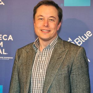 2011: Elon Musk já tinha o visual mais diferente, com o cabelo preenchido