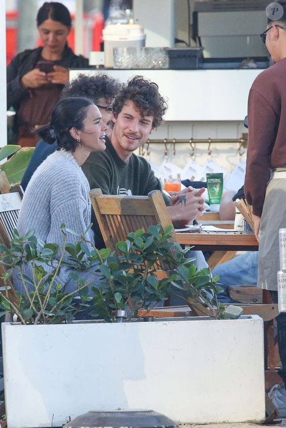 De novo? Bruna Marquezine e cantor famoso são flagrados novamente na praia