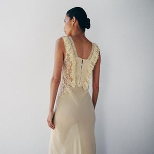 O Vestido Longo Drapeado em Renda da Zara tem tecido principal em 100% viscose e combina drapeados, babados e renda em uma proposta inspirada na estética boho-romântica