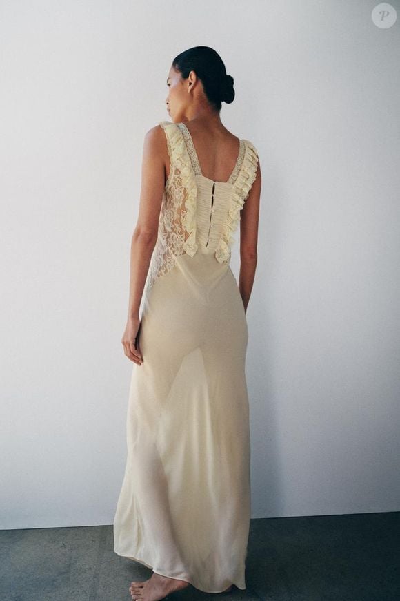 O Vestido Longo Drapeado em Renda da Zara tem tecido principal em 100% viscose e combina drapeados, babados e renda em uma proposta inspirada na estética boho-romântica