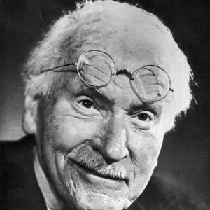 Carl Jung transformou a compreensão da mente humana ao criar o conceito de sombra. A famosa frase do psiquiatra resume uma das ideias centrais de sua teoria psicológica