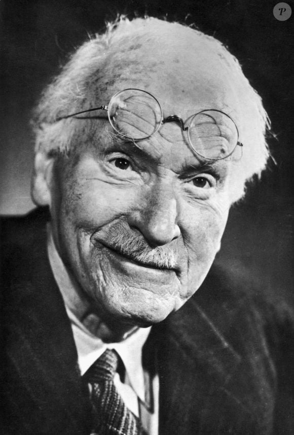 Carl Jung transformou a compreensão da mente humana ao criar o conceito de sombra. A famosa frase do psiquiatra resume uma das ideias centrais de sua teoria psicológica