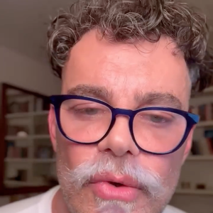 Carmo Dalla Vecchia descoloriu a barba e passou a usá-la assim há algum tempo