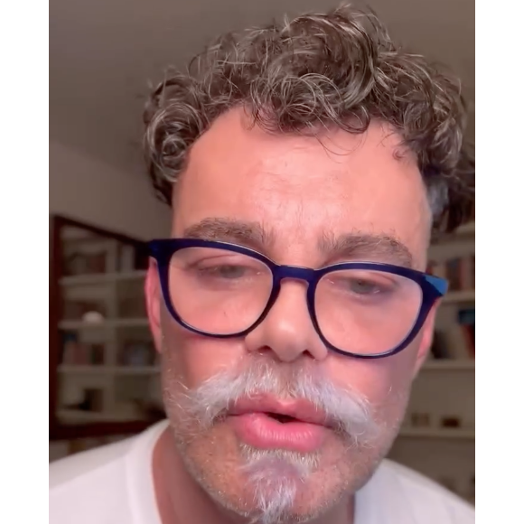 Carmo Dalla Vecchia descoloriu a barba e passou a usá-la assim há algum tempo