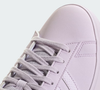 Elegante sem esforço, o Adidas Grand Court 2.0 aposta em linhas limpas e entra na onda do ube, conquistando espaço no dia a dia feminino