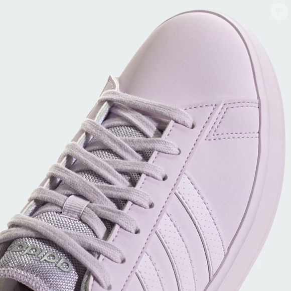 Elegante sem esforço, o Adidas Grand Court 2.0 aposta em linhas limpas e entra na onda do ube, conquistando espaço no dia a dia feminino