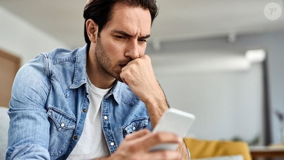 Para a grafologia, quem escreve alternando letras maiúsculas e minúsculas pode demonstrar desconforto diante de normas muito rígidas. A mistura de letras acaba funcionando quase como um detalhe particular que diferencia aquela pessoa das demais.