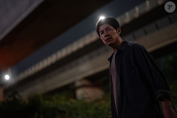 A série também tem um terceiro protagonista: um detetive que se junta aos dois na investigação e vê o caso por outra ótica